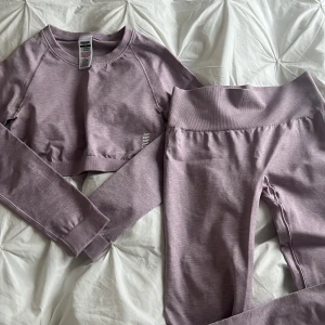 Gymshark set - Säljer både toppen och tightsen som är i storlek small, färgen är rosa/lila