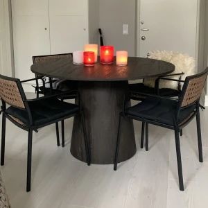 Matbord 120cm - Säljer vårt matbord 120cm. Helt nytt (vi vill ha annan färg).  Stolar också helt nya. Bord 2900kr- Nypris ca 4000  Stolar 3000kr- Nypris 6000 Hela matgruppen 7000kr Vi måste få in de nya möblerna därav det billiga priset. 