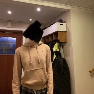 Rosa hoodie  - En basic dammrosa Hoodie från h&m divided💕Använd kanske 3 gånger och har nån liten vit tandkrämsfläck, inte alls stor. Går nog bort i tvätten!🙌🏼Strl. XXS