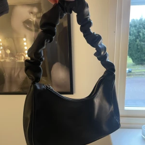 Handväska  - Säljer nu min söta handväska från ginatricot då jag redan har så många andra väskor 💗måttet är ca 25x15