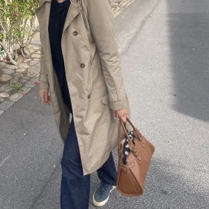 Trenchcoat - Jättefin Trench, Storlek L.  Ref: 172cm sitter perfekt.  Använd sparsamt