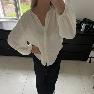 Blus  - Så fin blus från zara. Säljer då den inte kommer till användning ❤️blusen behövs strykas ❤️