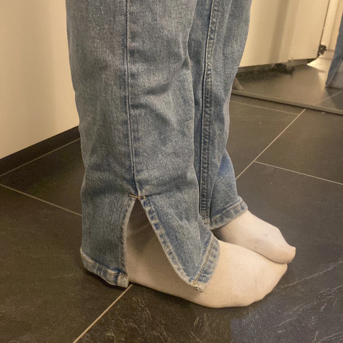 Ljusblåa jeans med slit💋 - 91