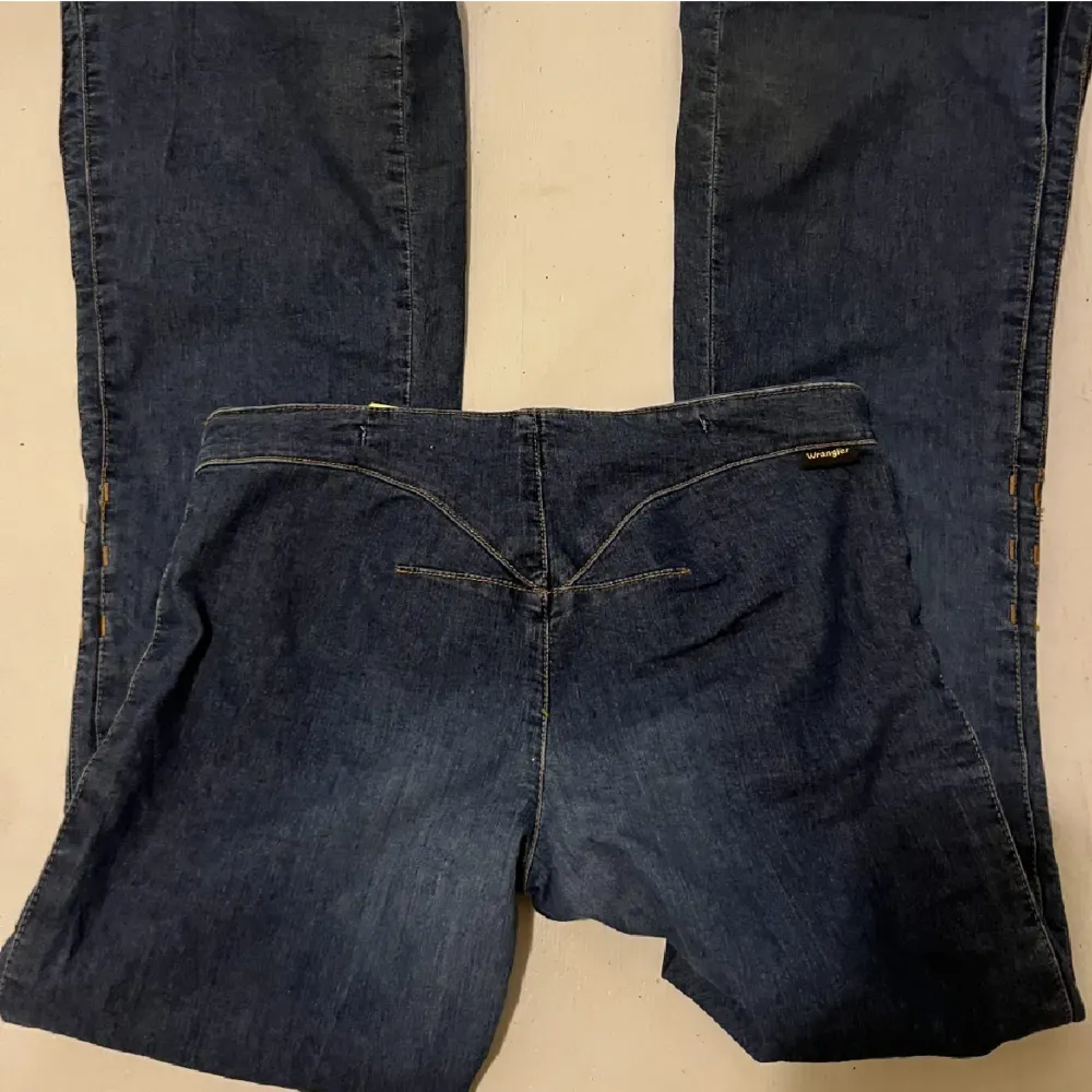 Unika jeans. Innerbenslängd: 78 cm Midjemått: 37 cm rakt över ❤️ använd gärna Köp direkt . Jeans & Byxor.
