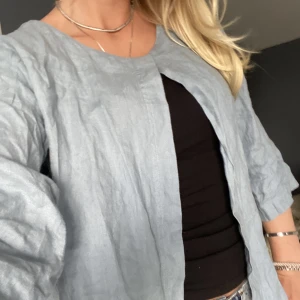 Linne kofta - Säljer min jusblå jättefina trekvartsärmade linnekofta då jag inte använder den långre! 