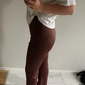 Byxor med slits - Byxor i glansigt material. Använda en gång så de är i fint skick. Slits vid benen. Köparen står för frakt.