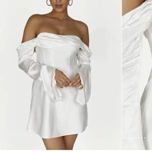 Säljer min fina vita klänning som var tänkt som studentklänning men valde en annan. Passar mig som bär S. Tvivla inte på att fråga om det är något! Köpt för 1300 inklusive frakt😊