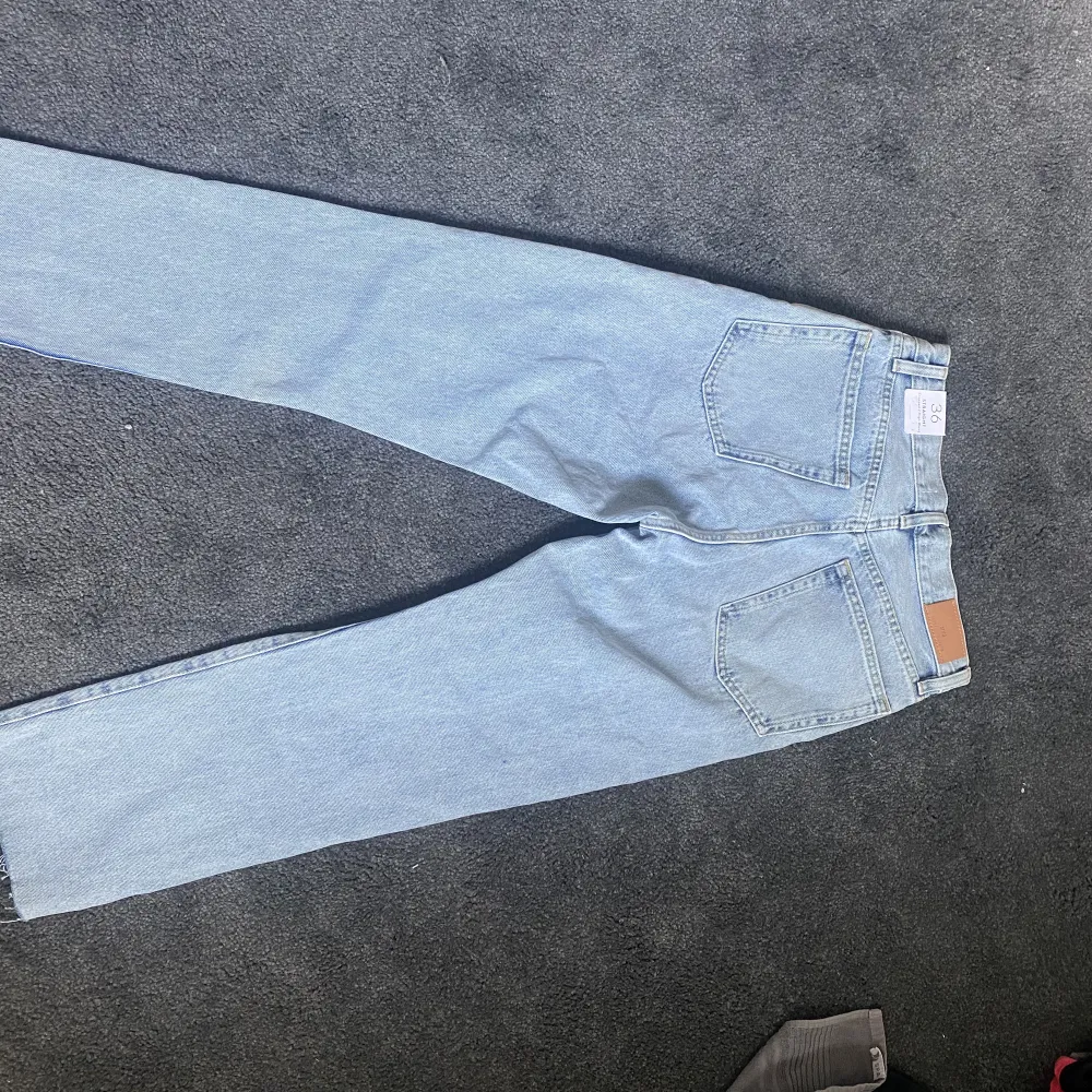Jeans från MANGO som alldrig blivit använda då dom är för stora på mig. Storlek 36☺️. Jeans & Byxor.