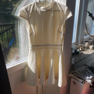 Festklänning - Vit festklänning med silver detaljer på, dubbelfodrad så den är inte genomskinlig, jätte fin på passar inte mig längre men använt endast en gång. 