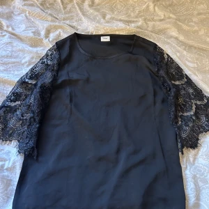 Spets tröja  - Tröjan från bubbelroom, fick den som present så vet inte riktigt vart, men bara använt den vid 1 tillfälle sen har den bara legat ny pris 599kr säljer för 450kr+frakt (pris kan diskuteras!) 🩷