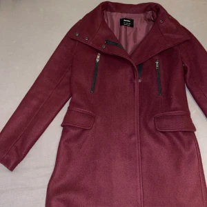 Bershka coat - ***price negotiable*** Size: EUR S / USA S / MEX 26 Colour: Burgundy 