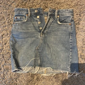 Jeansshorts - Säljer mina denim underdelar då det inte kommer till användning längre💓OBS! Endast kjol och shorts kvar!!   💓 Märken:L.O.G.G, hm  Storlek S 💓 allt för 100kr