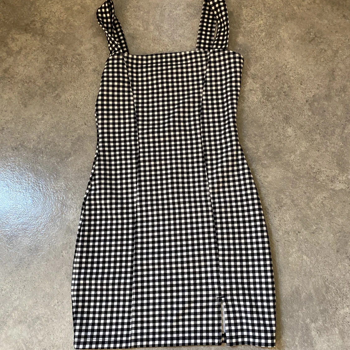 Rutig klänning med slits  - 90