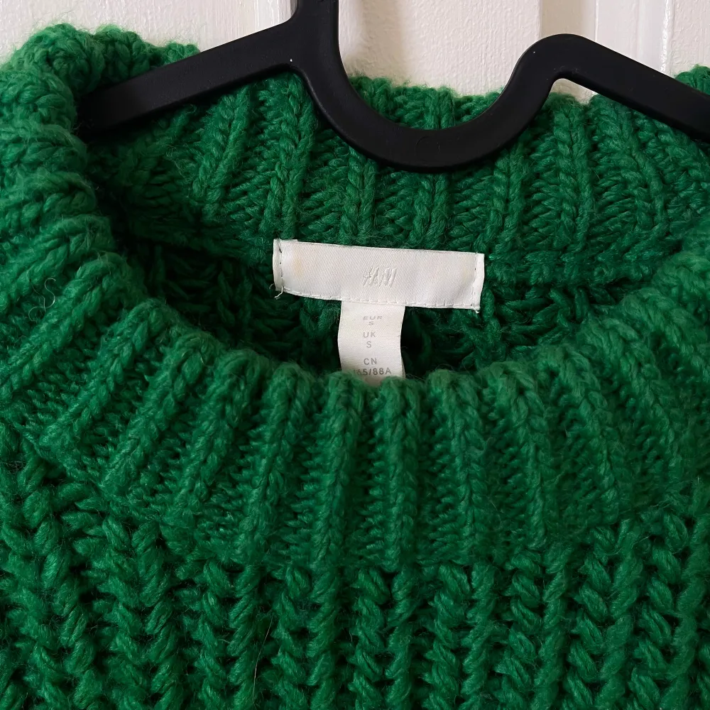 Grön grovstickad tröja från H&M.  Köpt för 499kr. Sparsamt använd. Mycket bra skick.. Stickat.