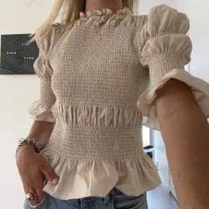 Blus  - Säljer denna supergulliga blus från & other stories. Superbra skick. Storlek S