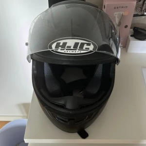 Moppedhjälm  - Helt ny moppe hjälm som bara är testad och aldrig andvänd. Nyskick. Säljer pga att jag inte ska skaffa moped längre 