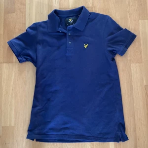 Lyle&Scott piké - Storlek M. Skicket är 9,5/10. Perfekt inför sommaren. Om du har någon fråga är det bara att kontakta mig