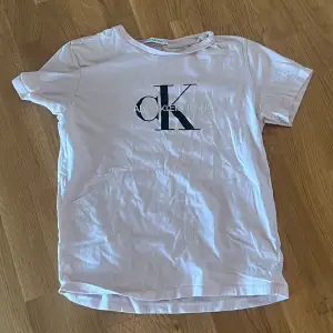Rosa Calvin Klein T-shirt. Köparen står för frakten.  