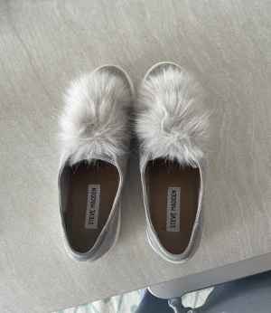 Steve madden skor - Jättefina Steve madden skor med fluff på som jag köpte här på Plick men tyvärr var dem för små för mig. Fint skick, bara pyttelite använda. Strlk:37/38