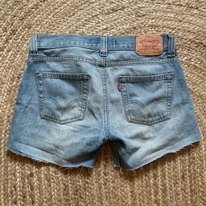 Avklippta Levi’s 506, passar strl S/M - Har klippt av mina Levi’s 506 som från början var W32L32 men som nu passar strl S/M. Jättesköna och inte så tajta. Finns utrymme för att klippa av lite till, sparade en cm extra på längden. 