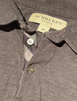 Burberry piké  - Tjena, Säljer nu min burberry piké som nästan är i nyskicka(9/10). Det är bara höra av dig om du vill fråga något.