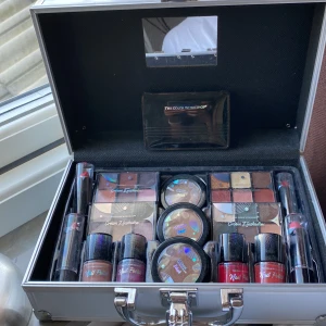 Sminkbox  - Den ena eyshadow palett är lite ansvälld men sen har den bara legat och inte använts👍