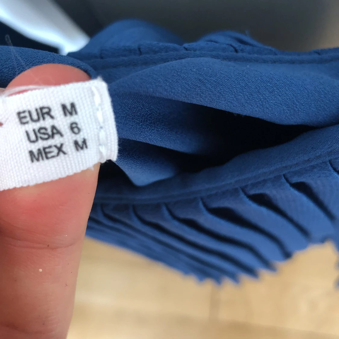 Plisserad blå klänning - 91