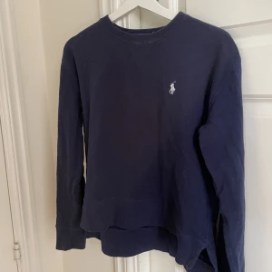 Collegetröja Ralph Lauren - Marinblå collegetröja från Ralph Lauren! Superhärlig nu till sommaren 🌻🫧 Strl Xs  200kr 💞