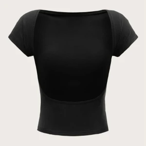 Rygglös T-shirt  - Säljer denna snygga populära tröja då jag har 2 liknande. 