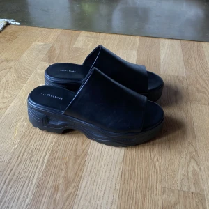 svarta platåsandaler - sÅ balla skor från attitude som jag tyvärr aldrig fått ett tillfälle att använda😭 tror nypriset var runt 500kr :-)