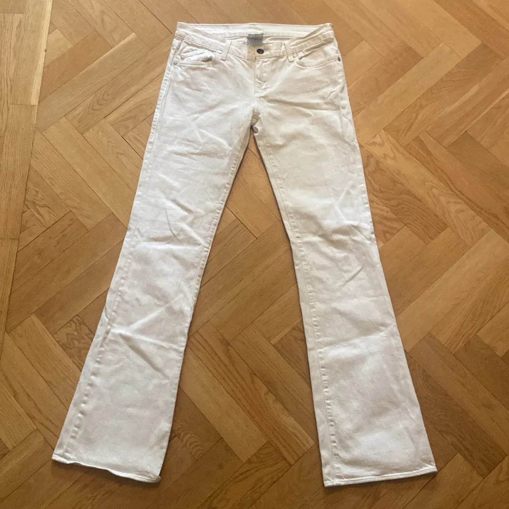Säljer nu mina jätte snygga lågmidjade bootcut Victoria Beckham jeans!!!!  De har ett en super liten ljusblå färg fläck men det är inget man knappt ser. Endast seriösa budningar ❤️❤️ Midjemått:41 cm (rakt över) Benmått:107cm Innerbensmått:88 cm. Jeans & Byxor.