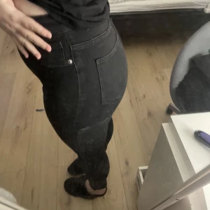 Svarta skinny Jeans - Säljer dessa skinny jeans från bikbok i storlek M. Köptes för ungefär ett halvår sen och är endast använda Max 3 gånger, så i bra skick. 