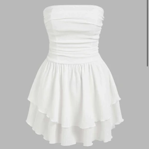 Vit klänning ifrån cider  - Vit klänning ifrån hemsidan cider lämnar tillbaka eftersom jag tyckte den var lite för kort baktill för mig men den va jättefin annars.  Orginalpris är 250kr 