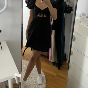 Svart sommarklänning - En fin svart sommarklänning från H&M. Använt den 2 gånger🤍
