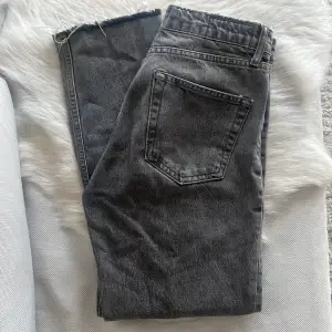 Jeans från Zara i en grå/svart tvätt, sitter low waist på mig