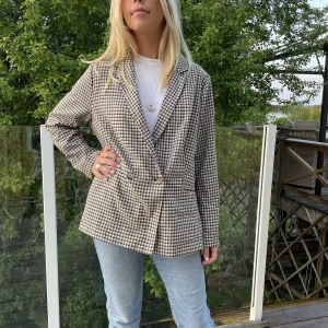 Rutig blazer - Rutig blazer från H&M. Storlek 40, jag är en storlek S/M.