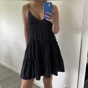 Sommar klänning - Säljer min fina klänning pga för liten. 🌸Den är i bra skick och är bekväm och sval. Den är kort och har justerbara band💖 Skriv om ni är intresserade💗