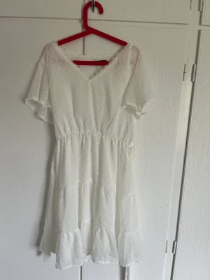 Vit klänning🤍 - Säljer en perfekt skolavslutnings klänning, aldrig använd🥰🥰 Den är bra kvallite🤍