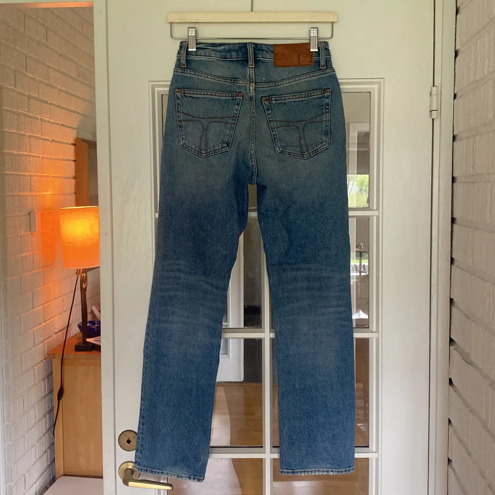 Superfina jeans, använd endast ett fåtal gånger då jag snabbt växte ur dem. Så gott som nya.💕. Jeans & Byxor.