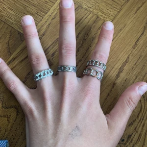 Silvriga ringar - 4 par silverringar, en som man kan ändra hur stor eller liten den ska vara. 10 kr st (40 för alla)