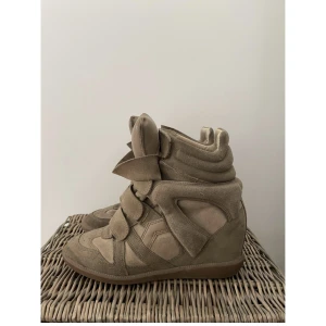 Isabel Marant - Säljer mina älskade Isabel Marants i färgen Khaki. De är i storlek 40 och är mycket varsamt använda🤍🤍