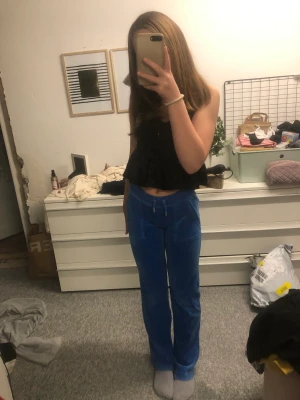 Juicy couture byxor  - Säljer mina juicy couture byxor i nyskick. Nypris 1100kr, säljer för 450. Skriv om du har frågor kring detta.