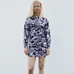 Zara klänning - HELT OANVÄND ZARA KLÄNNING Säljs inte his zara längre. Sticker ut lite trådar på klänningen men den är köpt så. 