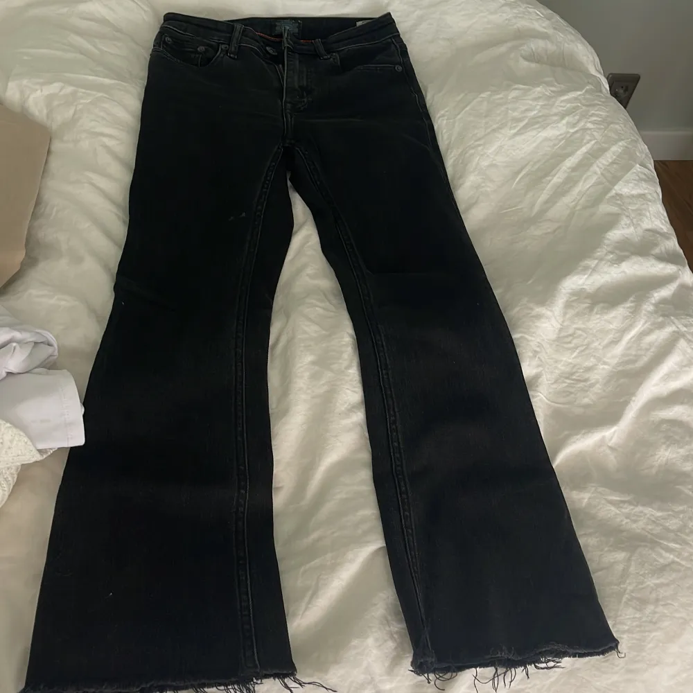 Ankel jeans från Crocker, storlek 24 i midja. En liten fläck på vänster ben men den syns knappt, går antagligen bort i tvätten . Jeans & Byxor.