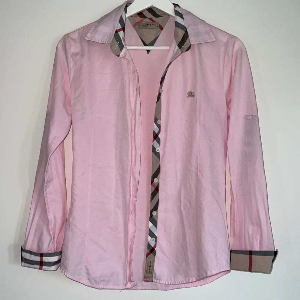 Rosa skjorta från Burberry. Står att det är storlek M, men väldigt liten i storleken och skulle säga att den passar XS-S.. Skjortor.