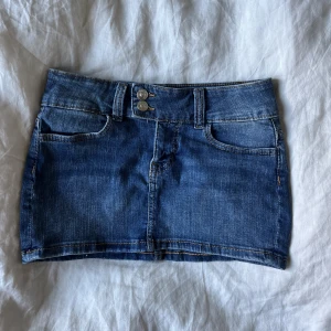 Jeanskjol - Supersöt lågmidjad jeanskjol. Aldrig använd! Storlek 34
