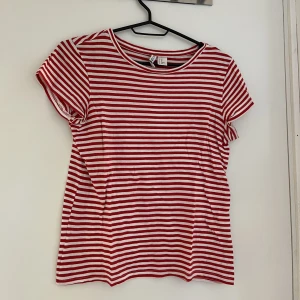 T-shirt  - Randig t-shirt från hm i storlek XS!