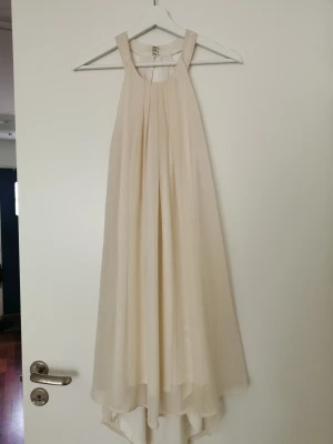 Så fin klänning  - Använd en gång, rak med ett fint fall. 