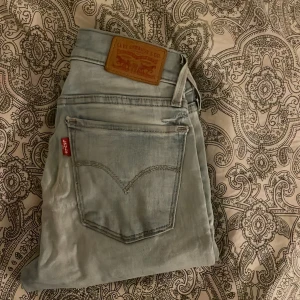 Jeans  - Levis jeans!  Så snygga, formar kroppen så sjukt fina.   Storlek 23, så typ som xs/s skulle jag säga.   Bra skick förutom en liten slitning som knappt syns.  