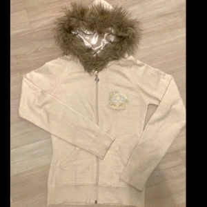 Huddi  - Super snygg kofta/huddi den sitter kroppsformad och är ba så snygg. Sammet inuti luvan och fina detaljer. Passar S o M✨ Tryck på köp nu ! ✨